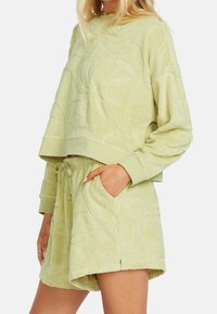 Hellgrüner, strukturierten Fleece-Sweatshirt mit kurzem Design und langen Ärmeln, kombiniert mit passenden Shorts mit elastischem Bund.