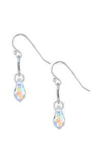 Silberfarbene Tropfenohrringe mit facettierten, klaren Kristalltröpfchen-Anhängern, die das Licht mit einem schimmernden, regenbogenartigen Glanz reflektieren.