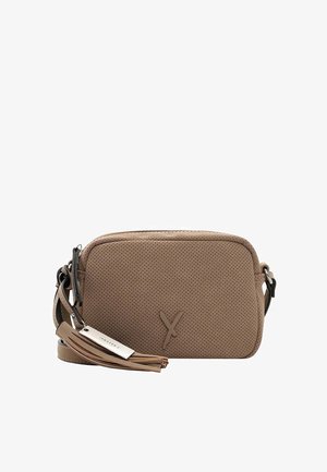 Borsa a tracolla in pelle marrone con texture perforata, chiusura a zip, tracolla regolabile e dettaglio con frangia. Presenta un dettaglio del logo sul davanti.