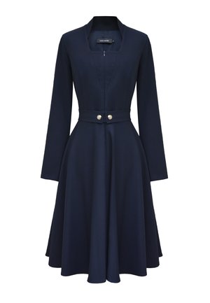 Granatowa sukienka z długim rękawem, dopasowaną talią, rozszerzaną spódnicą, dekoltem w serek, frontowym zamkiem błyskawicznym i ozdobnymi podwójnymi srebrnymi guzikami na pasku.