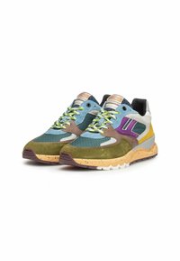 Sneaker multicolori realizzati in suede e materiale a rete, con una parte superiore blu e verde, accenti viola e gialli, e una suola maculata.