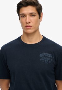 Superdry & Co ATHLETIC ESSENTIAL GRAPHIC - Camiseta estampada - eclipse navy