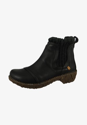 Bottines en cuir noir avec un col en tricot gris texturé, semelle en caoutchouc et détails de couture le long des bords. Design à bout rond.