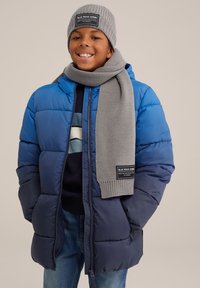 Modra puhovka z navy dnom, rebrast z grey klobukom in usklajenim šalom. Ima oznako blagovne znamke na klobuku in mehak material.