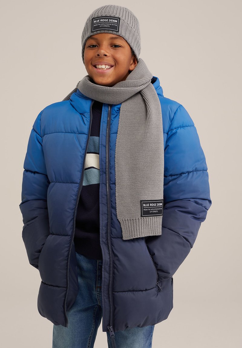 Modra puhovka z navy dnom, rebrast z grey klobukom in usklajenim šalom. Ima oznako blagovne znamke na klobuku in mehak material.