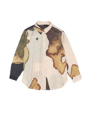 Nööpidega särk kortsulise tekstuuriga. Omab segakreeme, pruuni ja roheline abstraktsetes mustrites. Pikkade varrukatega, klassikalise kraega.