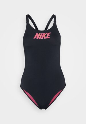 Zwarte badpak met een roze Nike-logo. Heeft dunne bandjes, een hoge beenuitsnijding en contrasterende roze zijaccenten. Soepele, rekbare stof.