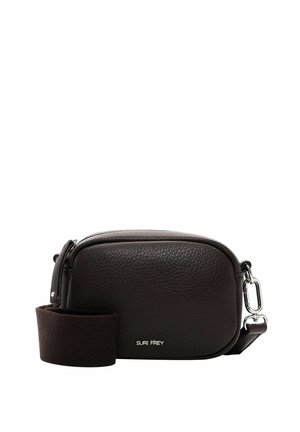 Borsa a tracolla in pelle di colore marrone scuro, caratterizzata da una finitura testurizzata, chiusura con zip, clip laterale e una tracolla in tessuto removibile. Logo del marchio in evidenza.
