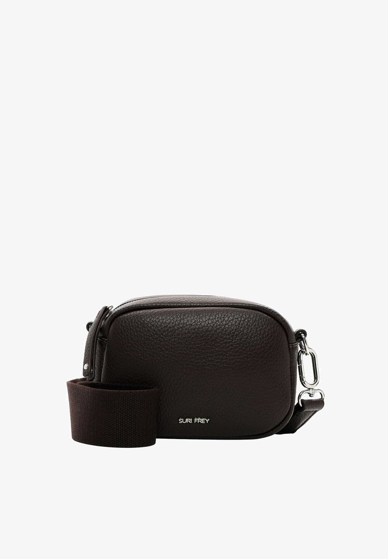Borsa a tracolla in pelle di colore marrone scuro, caratterizzata da una finitura testurizzata, chiusura con zip, clip laterale e una tracolla in tessuto removibile. Logo del marchio in evidenza.