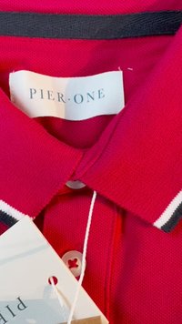 Maglietta polo rossa con colletto, caratterizzata da dettagli a righe bianche e blu navy. Include un'etichetta con la scritta "PIER ONE" e un dettaglio con bottone.