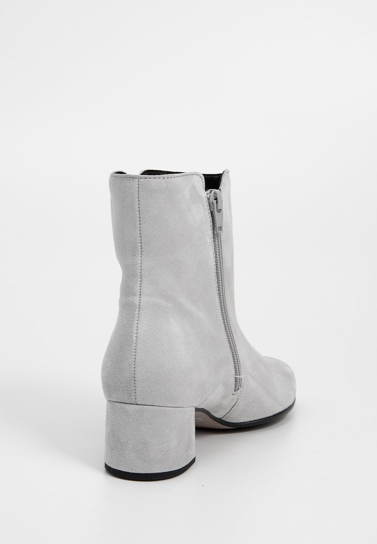 Grauer Wildleder-Stiefel mit seitlichem Reißverschluss, Blockabsatz, glatter Textur und abgerundeter Zehenform, entworfen für eine enge Passform.