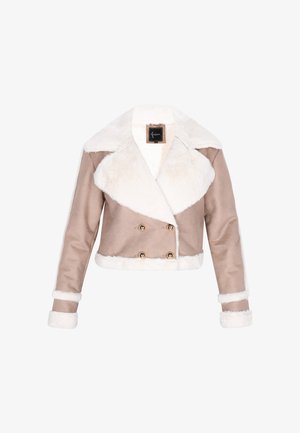 Ruskea keinonahkainen lyhyt takki, jossa on valkoinen keinoturkis-kaulus ja -hihansuut. Takissa on kaksirivinen etuosa ja kultaiset napit yksityiskohtina.