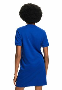 Abito in cotone blu a maniche corte, con scollo rotondo e vestibilità ampia. Tessuto liscio e orlo che arriva a metà coscia.