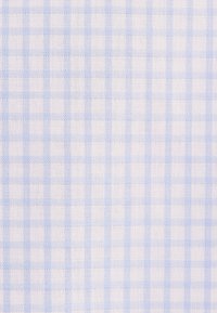 Lichtblauw en wit geblokt stof met een zachte textuur. Vierkanten gelijkmatig verdeeld, met een eenvoudig rasterpatroon.