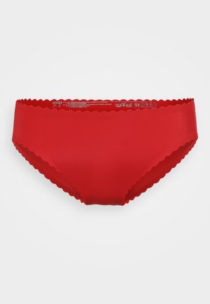Červené bikiny s hladkým materiálom, s volánovým pásom a plným pokrytím bez dodatočných vzorov alebo akcentov.