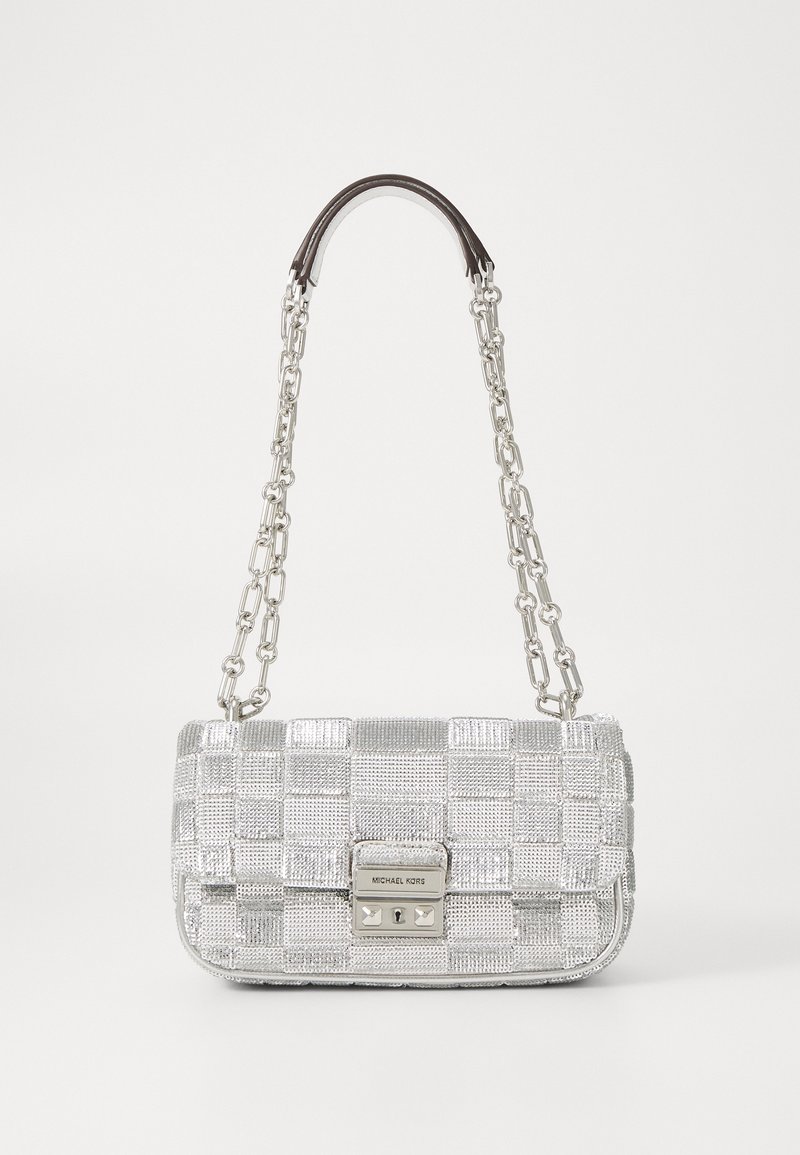 Petit sac à main tressé argenté avec bandoulière chaîne et fermoir rectangulaire gravé du nom de marque MICHAEL KORS.