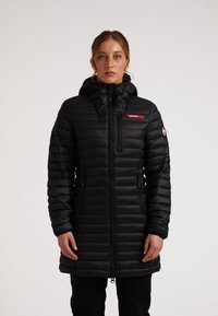 Giubbotto puffo nero con design trapuntato orizzontale, zip frontale, cappuccio, due tasche laterali e accentuazione rossa del logo sul petto.