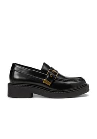 Mocassins en cuir noir avec une large sangle et un détail de boucle en laiton. Semelle noire épaisse avec des accents de couture, présentant un design de bout rond.