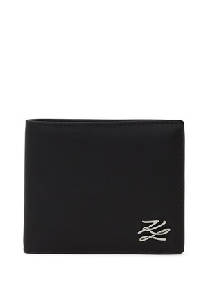 Juodas odinis piniginė su dviem sulankstymų dizainu, su sidabriniu logotipo akcentu. Lygus paviršius su tvarkingais siūlės detalėmis.