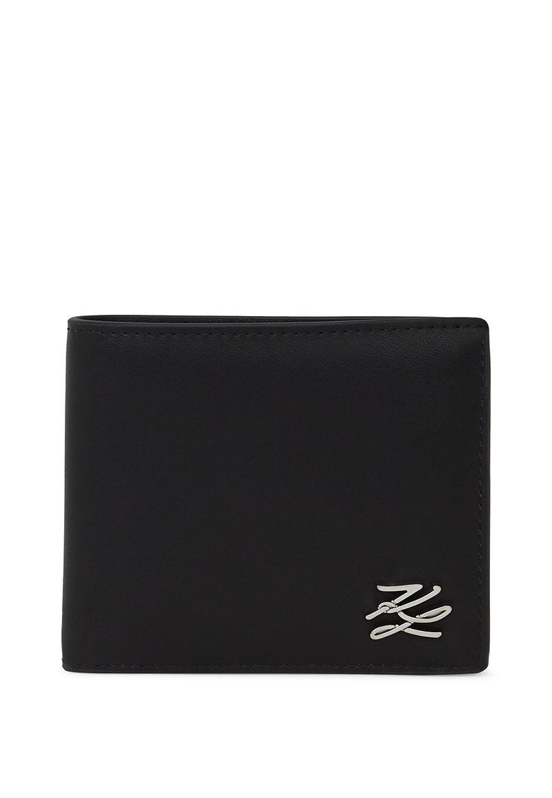 Zwarte leren portefeuille met een bifold ontwerp, voorzien van een zilveren logoaccent. Gladde textuur met nette stiksels.