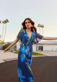 Friends Like These PETITE FIT -  V-NECK MIDI  - Dolga obleka - blue floral