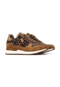 Zapatillas de ante marrón con detalles de estampado de leopardo, con un diseño de cordones en el frente, un collar acolchado y una entresuela blanca. Superficie texturizada con detalles suaves.