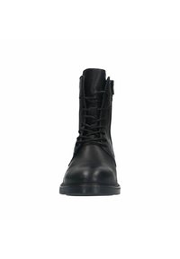 Zwarte leren enkelboot met een ronde neus, vetersluiting aan de voorkant en een ritsdetail aan de zijkant. Glad textuur met een platte rubberen zool.
