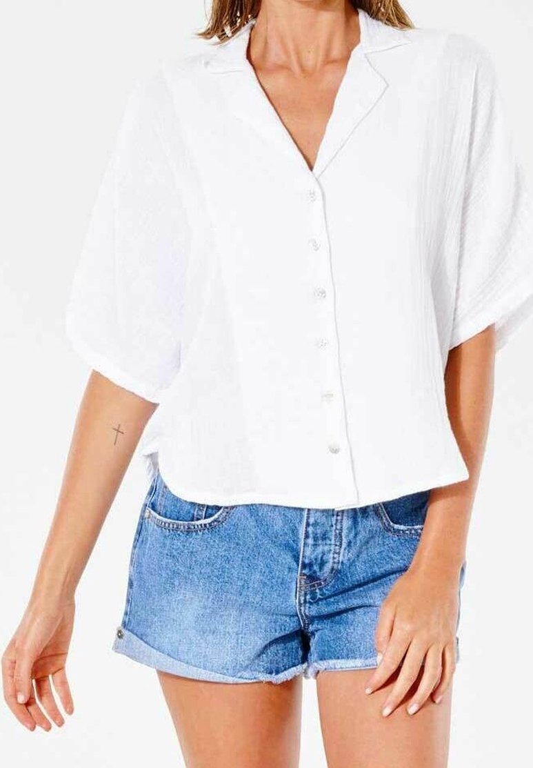 Hvid kortærmet bluse med krave og frontknaplukning. Parret med lyseblå denimshorts. Tekstureret stof.