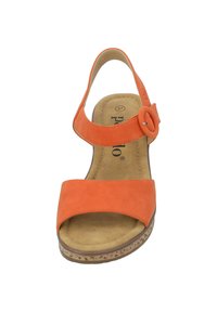 Sandaña de ante naranja con correa ajustable, acento circular y plantilla acolchada; suela de corcho estructurada para mayor soporte. Talla 37.