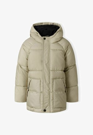 Világos bézs színű puffancs kabát kapucnival, steppelt textúrával, elülső patentos záródással és két nagy folt-zsebbels. Fekete bélés.
