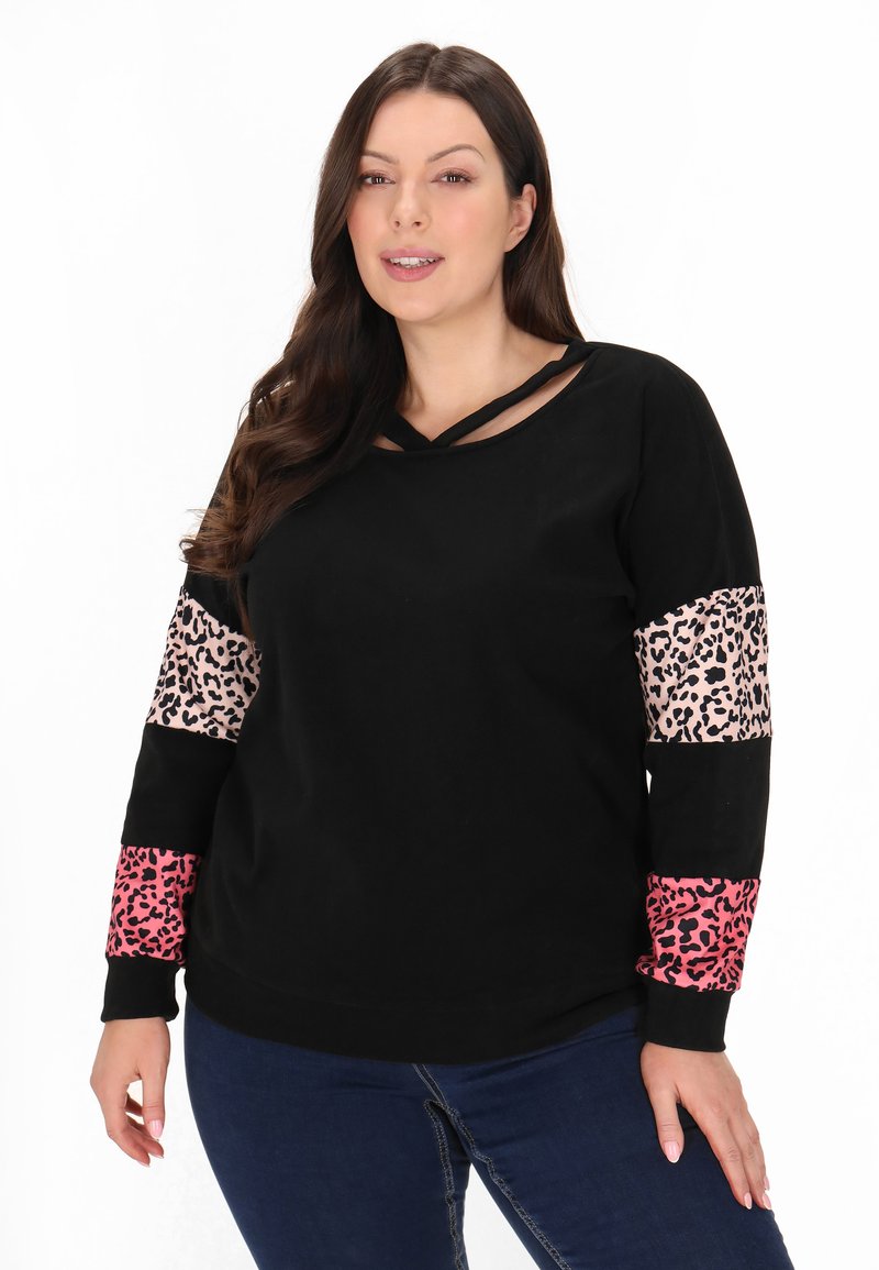 Schwarzer Sweatshirt mit V-Ausschnitt und Überkreuzdetails, Leopardenmuster-Akzente in verschiedenen Rosatönen an den Ärmeln und einer weichen Textur.