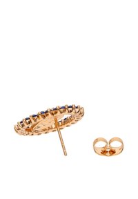 Aranyszínű fülbevaló kör alakú mintával, kék kövekkel díszítve, hullámos peremű keretben. Dupla hurokkal ellátott hátoldallal a biztos rögzítés érdekében.