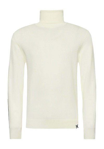 Maglione a collo alto color crema con maniche lunghe, polsini e orlo a coste, caratterizzato da un design minimalista e un piccolo logo vicino al fondo.