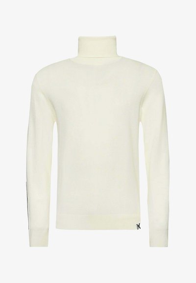 Maglione a collo alto color crema con maniche lunghe, polsini e orlo a coste, caratterizzato da un design minimalista e un piccolo logo vicino al fondo.