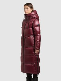 Donkerrode donsjack met capuchon, voorzien van een rits aan de voorkant, zwarte accenten en zijzakken. Getextureerd, dikke stof en een lange silhouet.