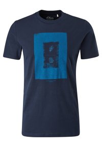 T-shirt bleu marine à manches courtes avec un graphique rectangulaire bleu représentant deux feuilles de palmier, l'une au-dessus de l'autre, centré à l'avant.