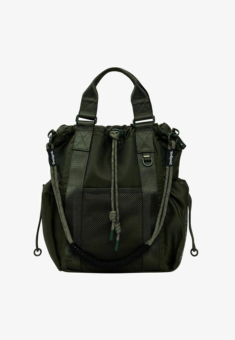 Geantă din nailon verde închis cu două mânere superioare, închidere cu șnur, buzunar frontal din plasă și accente de finisare texturate. Include curele de umăr reglabile.
