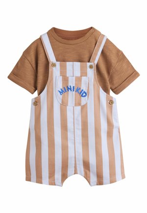 Brązowa koszula z krótkim rękawem pod beżowo-białym ogrodniczkami w pionowe paski z przednią kieszenią, na której niebieskim wyszyto "MINIKID".