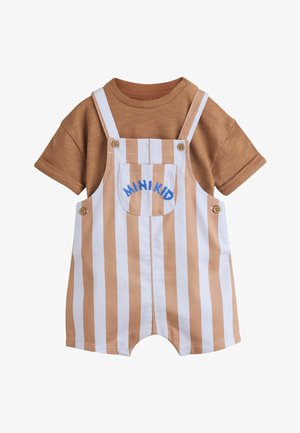 Brun kortærmet skjorte under beige og hvide lodrette stribede overalls med frontlomme broderet "MINIKID" i blåt.