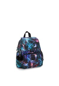 Mochila con estampado floral en tonos de azul, púrpura y negro. Tiene cremalleras, un asa en la parte superior y un llavero decorativo con pompón.