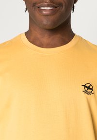 Selected Homme WILDER NECK TEE CAMP - T-shirt básica - ochre