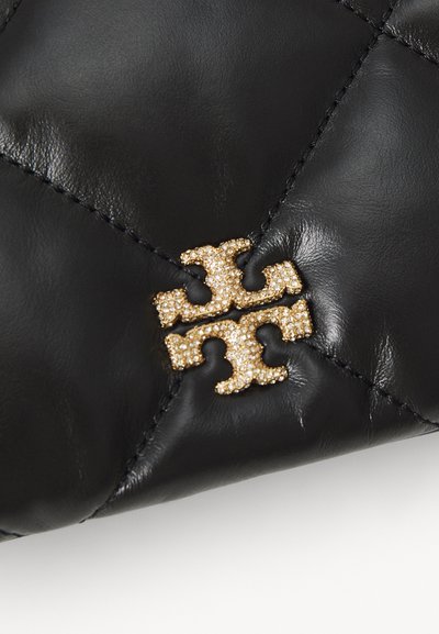Tory Burch KIRA PAVE LOGO DIAMOND QUILT CHAIN WALLET - Monedero - black