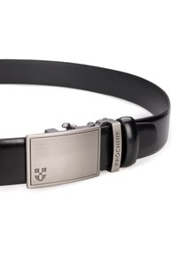 Czarny skórzany pasek z prostokątną szczotkowaną metalową klamrą. Klamra ma subtelne logo i elegancki design, co podkreśla minimalistyczny wygląd.