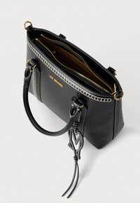 Μαύρη τσάντα χειρός από λείο δέρμα με λευκά διακοσμητικά ράμματα. Διαθέτει χρυσά μεταλλικά μέρη, διπλές λαβές και εσωτερικές θήκες με φερμουάρ.