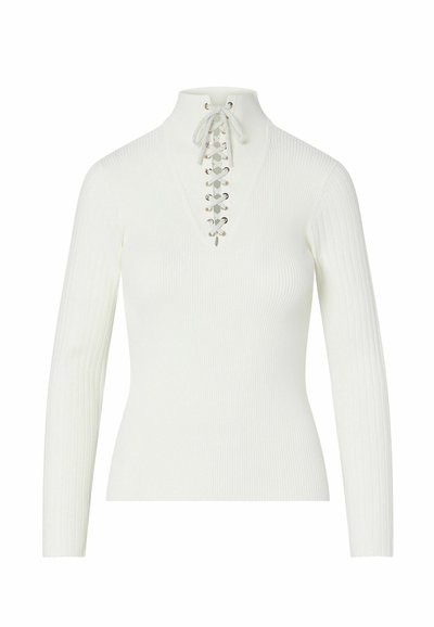 Pull blanc côtelé à manches longues avec col montant et détail à lacets blancs avec œillets métalliques sur le devant.