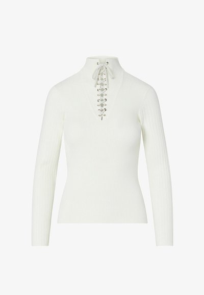 Pull blanc côtelé à manches longues avec col montant et détail à lacets blancs avec œillets métalliques sur le devant.