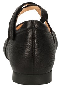 Schwarzer Lederschuh mit strukturierter Oberfläche, runder Form und kleinem Absatz. Besitzt ein verstellbares Band zur Verschluss hinten.