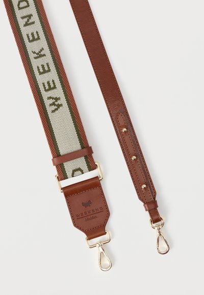 Ρυθμιζόμενος ιμάντας τσάντας με καφέ δερμάτινα άκρα, χρυσές αγκράφες και μπεζ υφασμάτινο κέντρο με πράσινο κείμενο "WEEKEND" και πλεκτές καφέ άκρες.