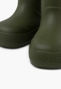 Stivali da pioggia di gomma verdi con suola testurizzata, punte arrotondate e superficie liscia. Il design presenta una silhouette a profilo basso.