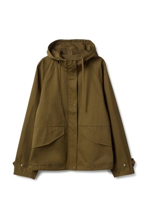 Giacca verde oliva con cappuccio, bottoni a pressione frontali, cappuccio con coulisse regolabile, tasche con pattina e maniche lunghe con polsini a pressione.